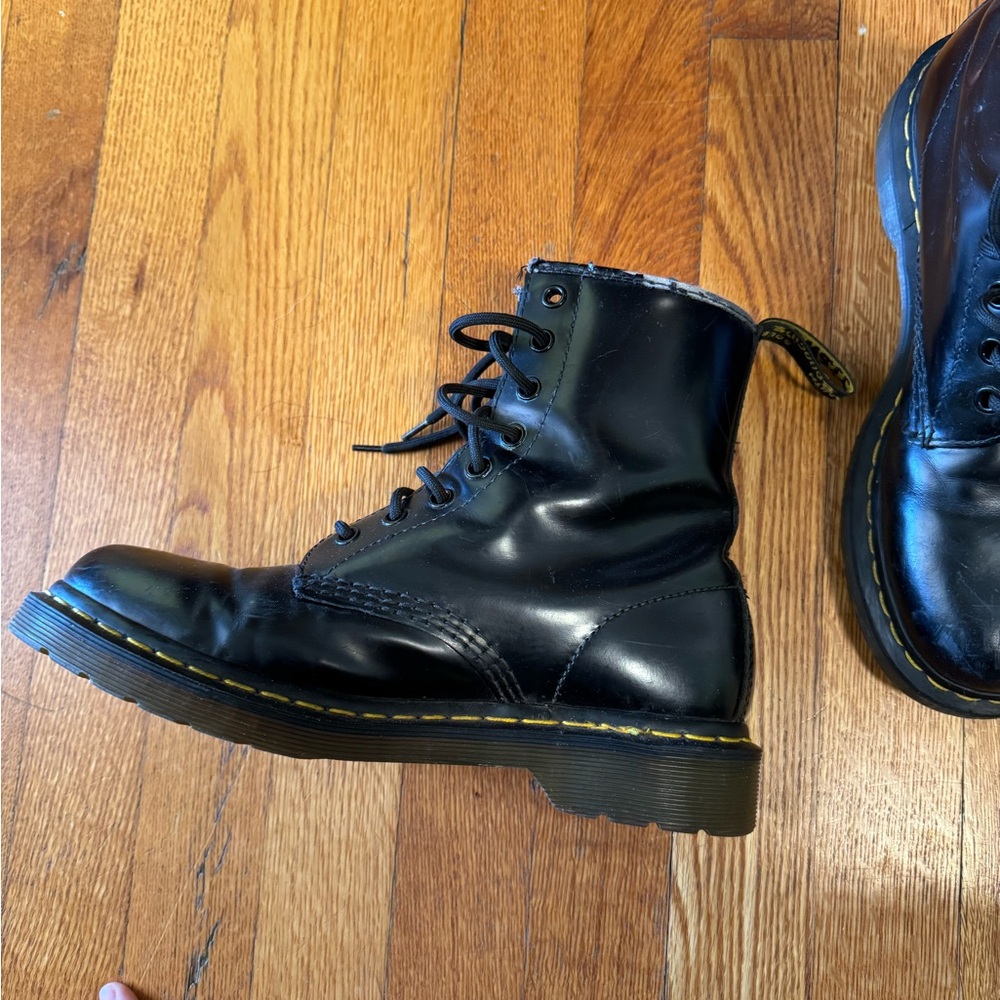 Size 8 women’s Dr. Martens smooth black leather 1460 boots